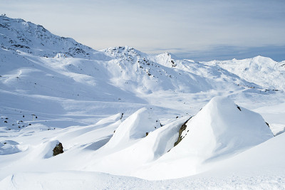 全景横跨冰雪覆盖的高山山脉