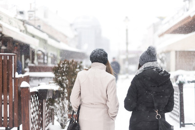 女孩们和她的朋友在雪地里玩