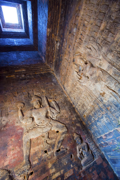 柬埔寨。暹粒。在Banteay Srey (x世纪)的寺庙墙壁上雕刻的石头图案，内景