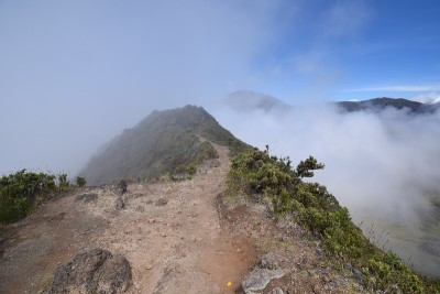 在火山上远足