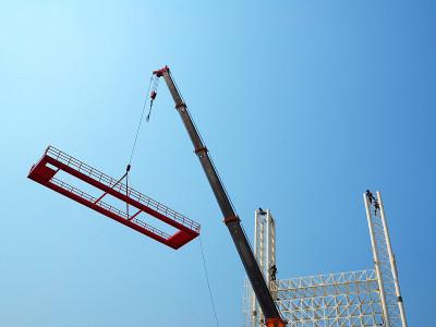在建筑工地高空工作的人