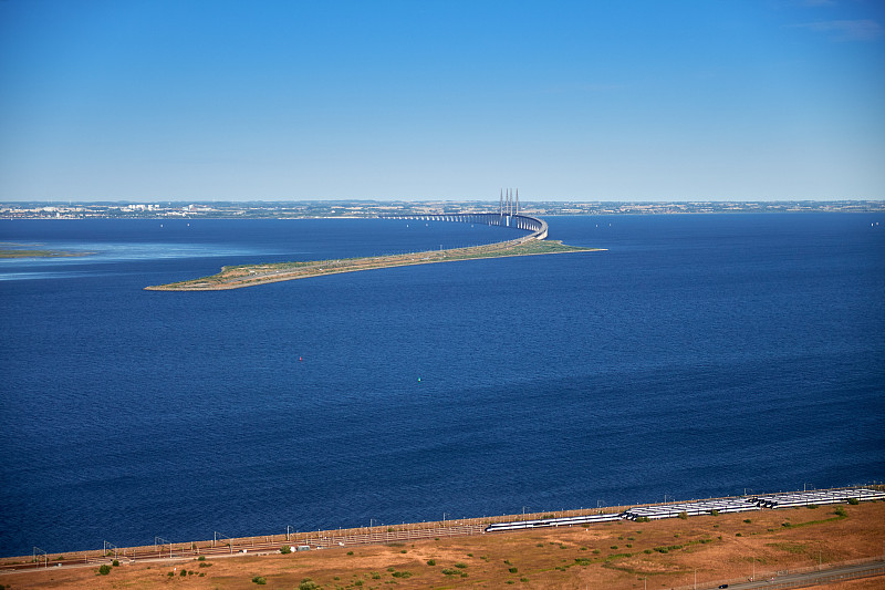 横跨海峡的厄勒海峡大桥的俯视图