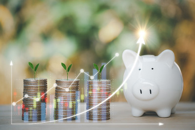 硬币和存钱罐的堆砌金融和商业背景。采购产品储蓄和帐户，金融银行业务概念，投资，基金，债券，股息，利息