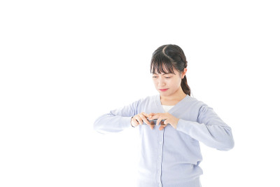 年轻的学生弄坏了智能手机