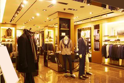 现代时装店的店面和橱窗