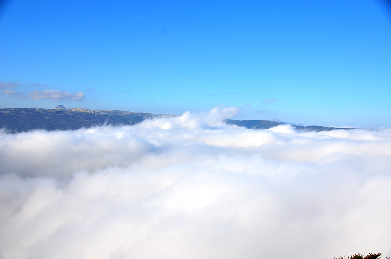从埃克肖里峰，云海和柏利亚峰观看
