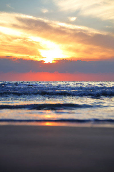 泰国Prachuap Khiri Khan省的日出海滩背景。
