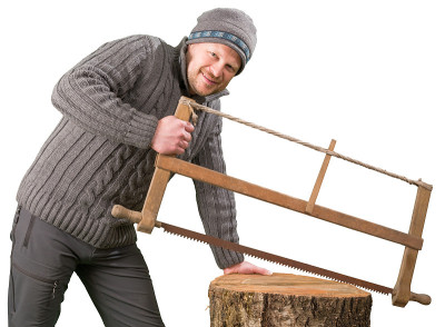 用手锯工作的人