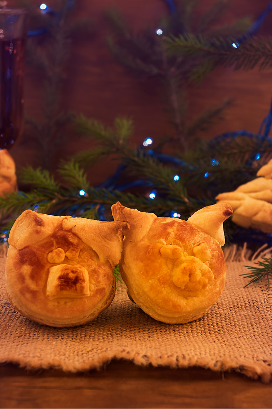两个猪头——2019年象征松饼的亚麻餐巾，竖框，圣诞甜点。