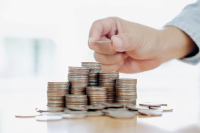 手给硬币放入堆栈，商业和金融概念