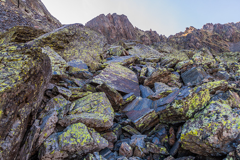 安道尔最高的山峰，科玛·佩德罗萨山坡上的潮湿岩石