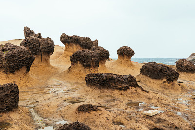 野柳地质公园无人，台湾北岸的一个海角。被海水侵蚀的蜂窝状和蘑菇状岩石构成的景观。