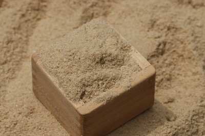 在碾米过程中同时分离米糠和糙米。