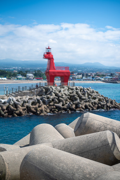 济州岛海滩上的马形灯塔