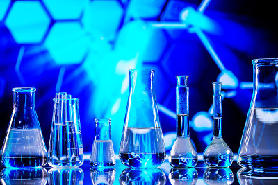 科学实验室研究与发展理念。带试管的显微镜