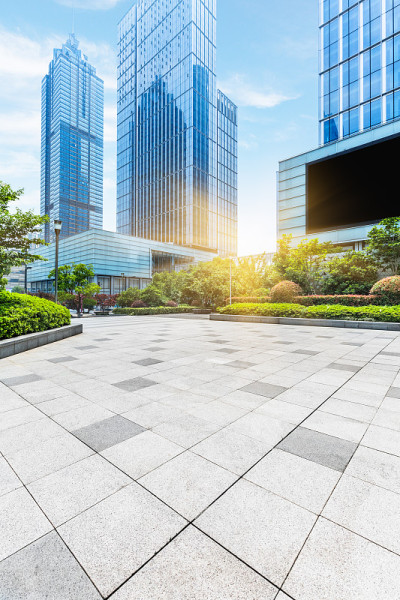 城市里空荡荡的人行道和现代化的建筑