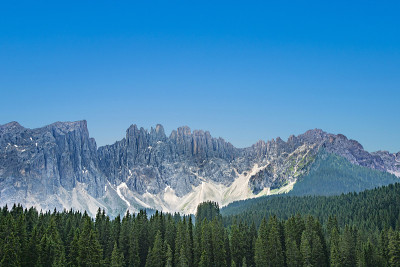 卡瑞扎湖是一个高山湖泊，周围的高松树林白云石与罗森加滕山脉的背景，在南蒂罗尔，意大利