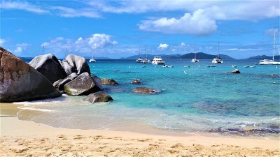 巨大的岩石，天堂般的白色沙滩和清澈的海水在维尔京戈达岛，加勒比