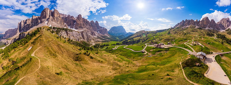 白云石-美丽的全景日落景观在Gardena Pass, Passo Giau，靠近Ortisei。令