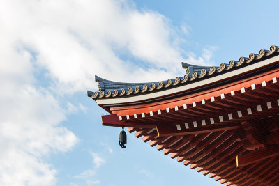 寺庙屋顶有蓝天。