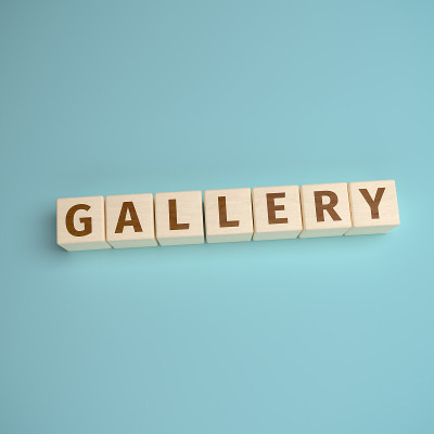 gallery这个词是用木制立方体上的字母拼成的。带有复制空间的高角度视图