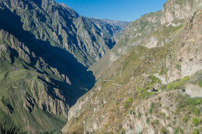 秘鲁科尔卡峡谷陡峭的岩壁