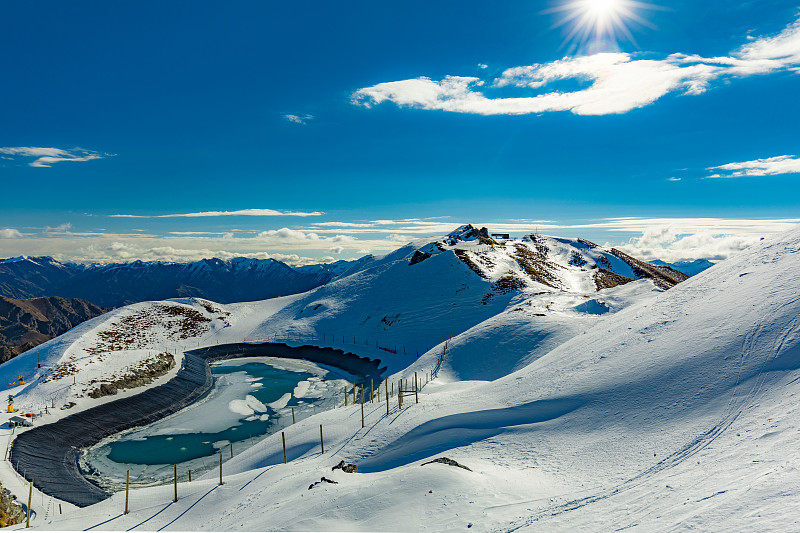 新西兰山全景和滑雪斜坡从皇冠峰滑雪胜地，皇后镇