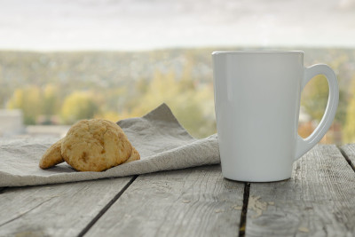 一杯茶和饼干在木制的背景