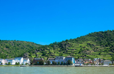美丽的St. Goarshausen村庄全景。莱茵兰:德国莱茵兰-普法尔茨中莱茵西岸的一个城镇