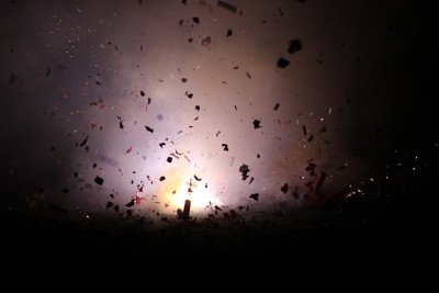 中国的鞭炮在除夕夜连续爆炸