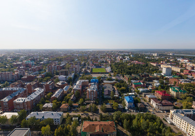 托木斯克市和体育场。空中,夏天,阳光明媚
