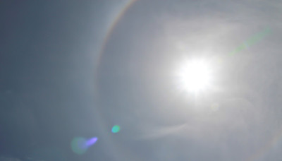 日冕，太阳的光环和蓝天