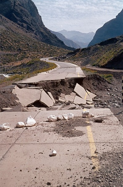 安第斯山脉被破坏的道路
