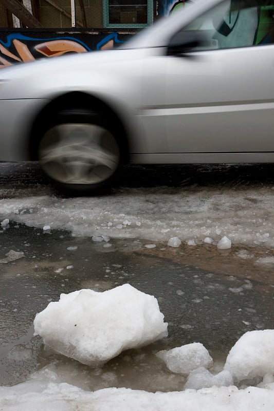 雪城街道和汽车