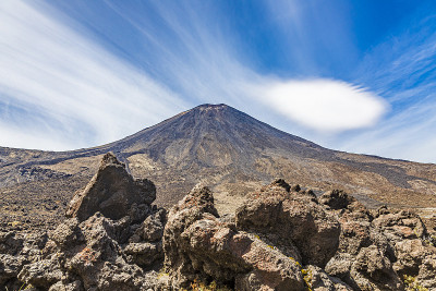在汤加里罗国家公园的恩高鲁赫山的全景照片，在新西兰北部岛屿的夏季