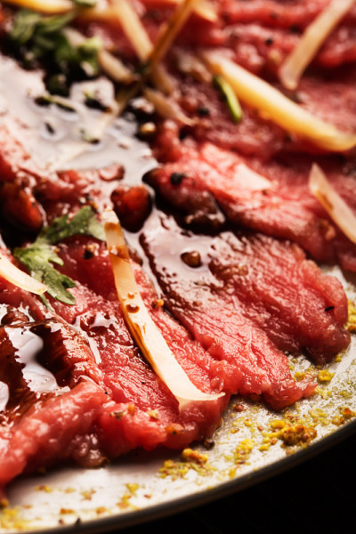 装在盘子里的生牛肉片