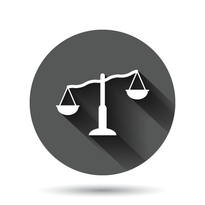 比例平衡图标在平面风格。正义矢量插图上的黑色圆形背景与长阴影效果。判断圈按钮的经营理念。