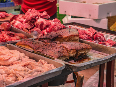 炒五花肉和生猪肉在中国长沙的新鲜市场