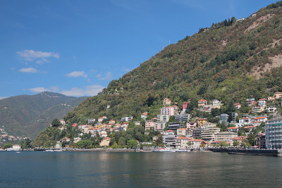 城市在湖岸山区。意大利科莫