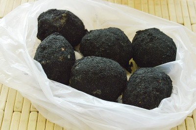 生咸蛋用蚁丘土包在塑料袋里