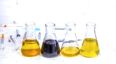 从药草和真菌中提取溶剂，用于药物治疗病毒性疾病、癌症和疟疾，提取液在锥形烧瓶中进入实验室进行测试