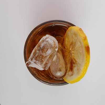 美丽可口的鸡尾酒在一个透明的装饰玻璃