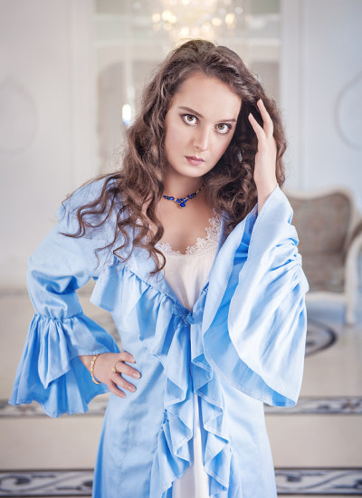 穿着蓝色晨衣的漂亮年轻女子