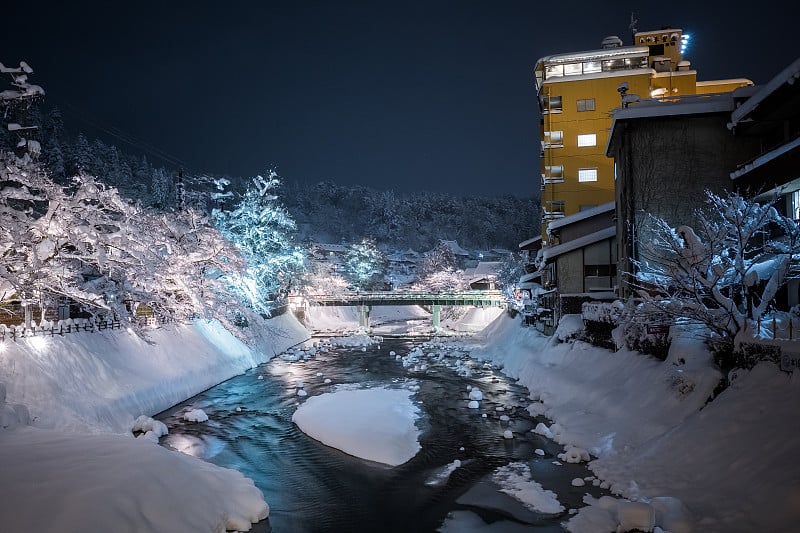 日本冬季的高山市