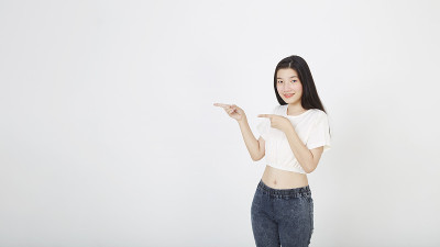 漂亮女人的肖像，有吸引力的展示，复制空间决定建议广告广告孤立在一个浅灰色的背景