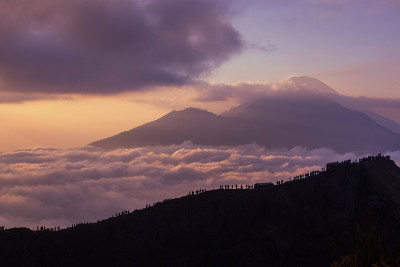 日出时云雾美景