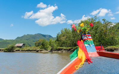 渔船在Khao Daeng运河和岩石或石山在Prachuap Khiri汗泰国4