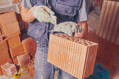 真正的建筑工人在室内砌砖。