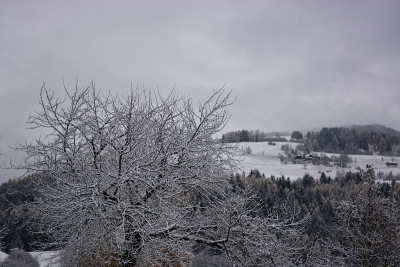 山上下雪了