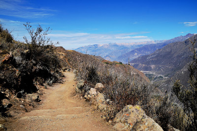 空旷的山路上有美丽的山峦和山谷